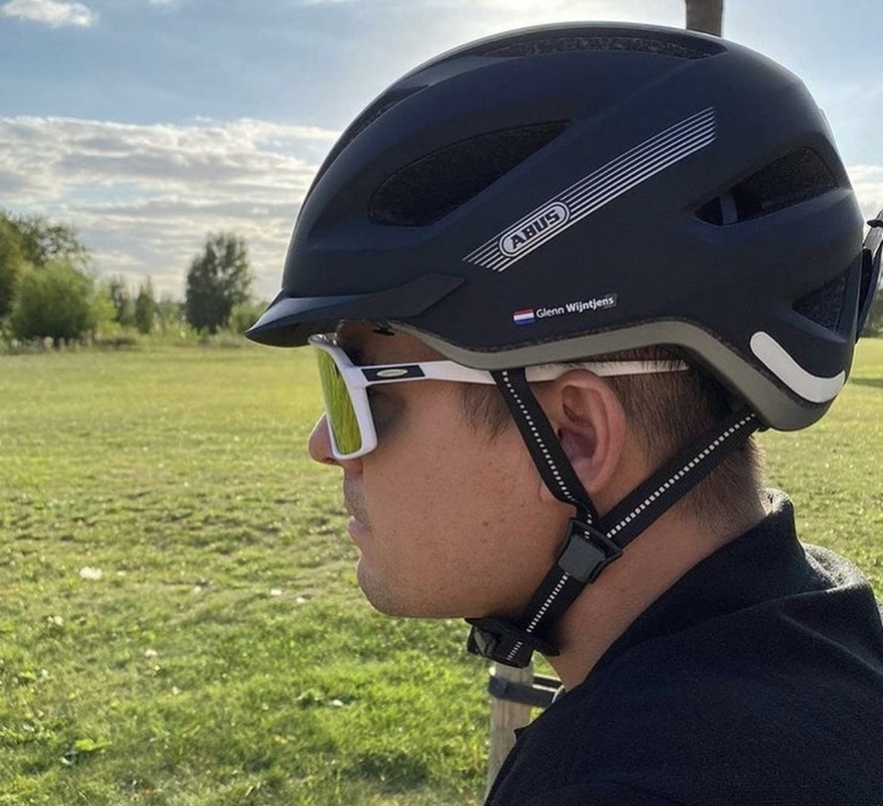 Sticker en casco de ruta