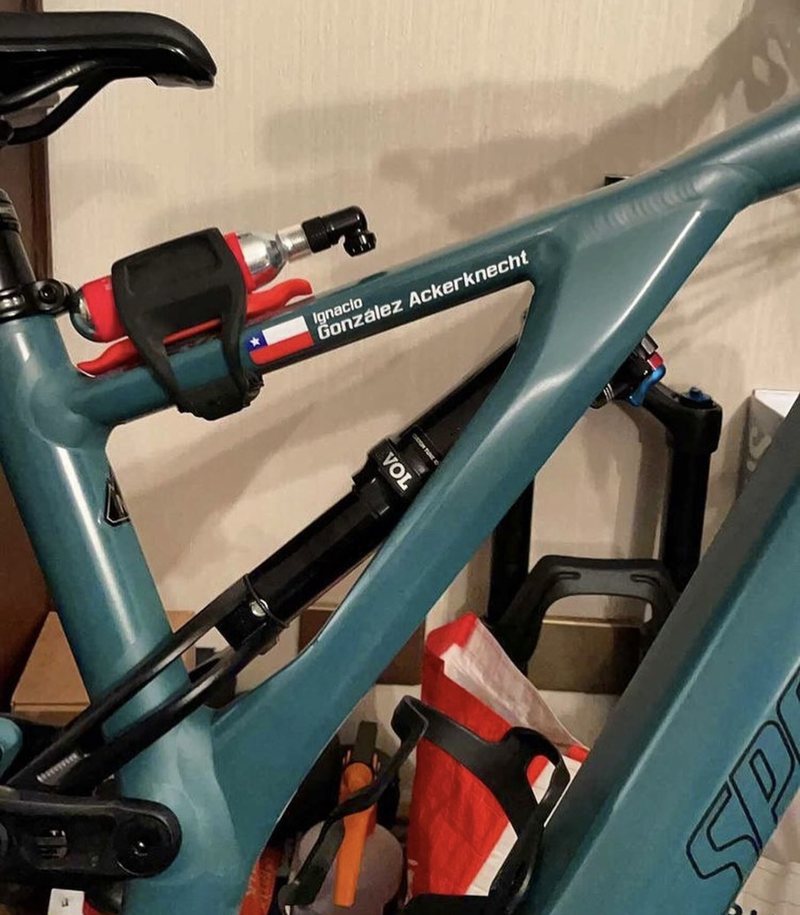 Sticker bajo lluvia épica