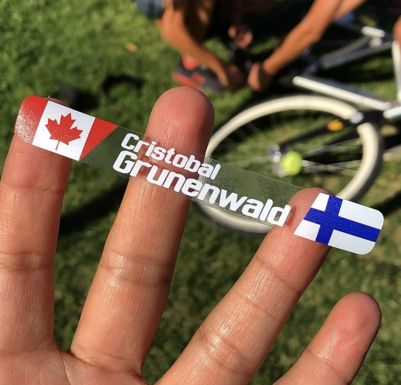 Sticker en rueda al atardecer