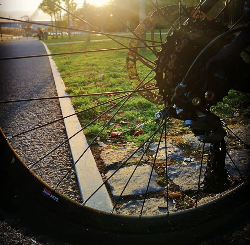 Ciclista multicolor en la costa